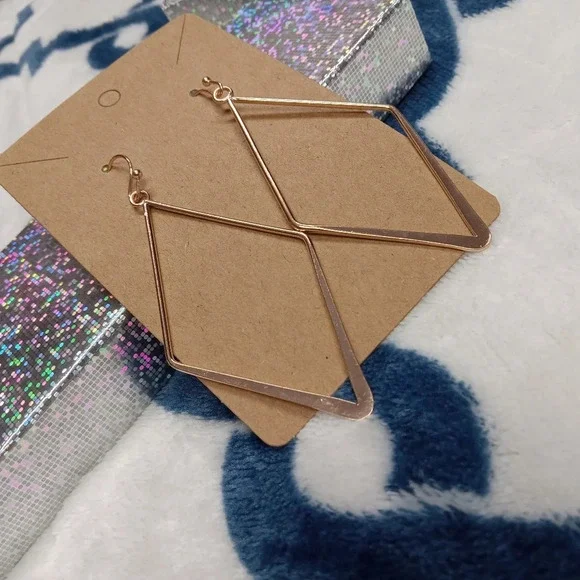 5 for $10 Gold Tone Like New Triangle Dangle Earrings - Picture 4 of 5